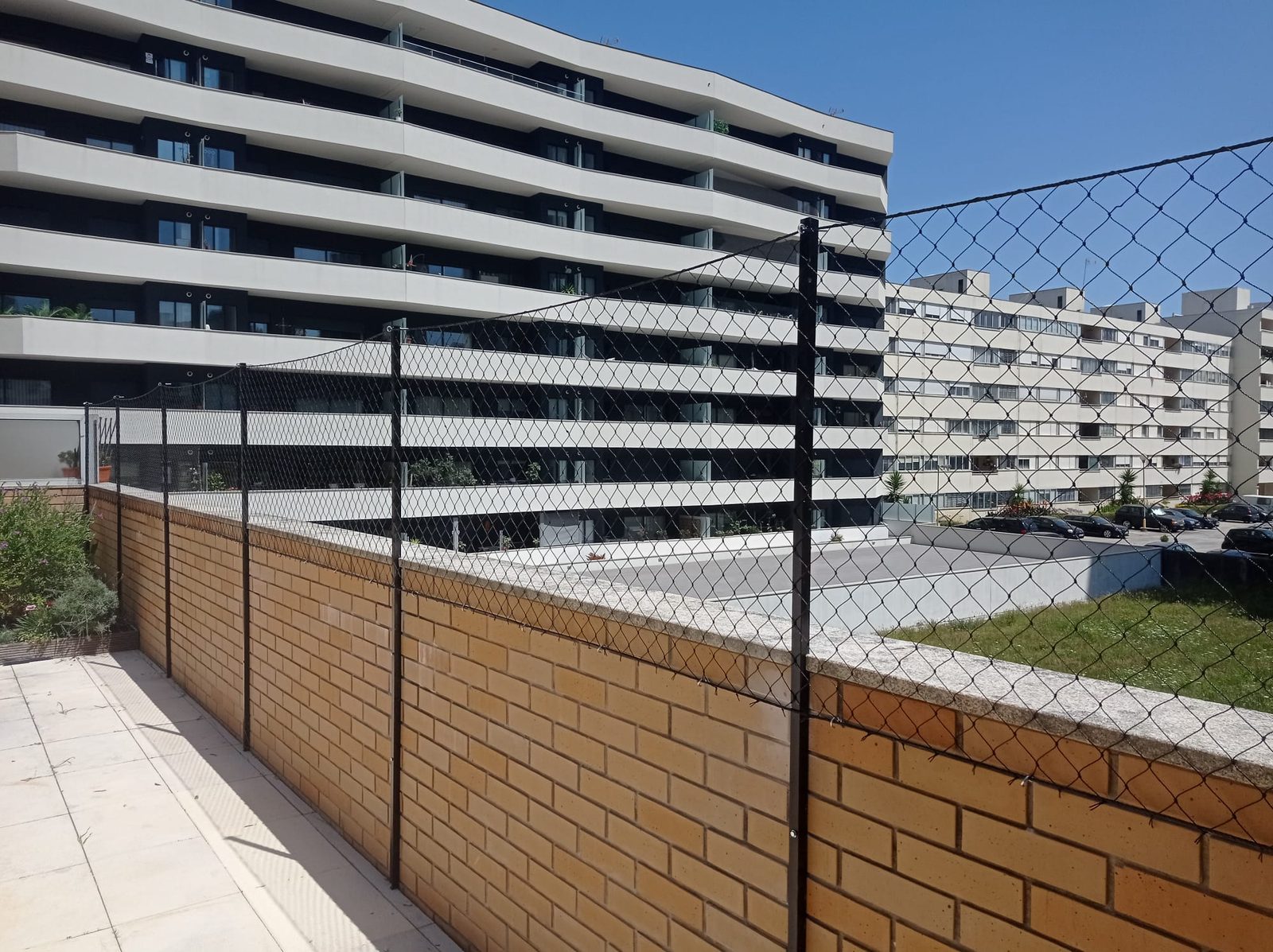 Red de protección sobre el pretil de una terraza