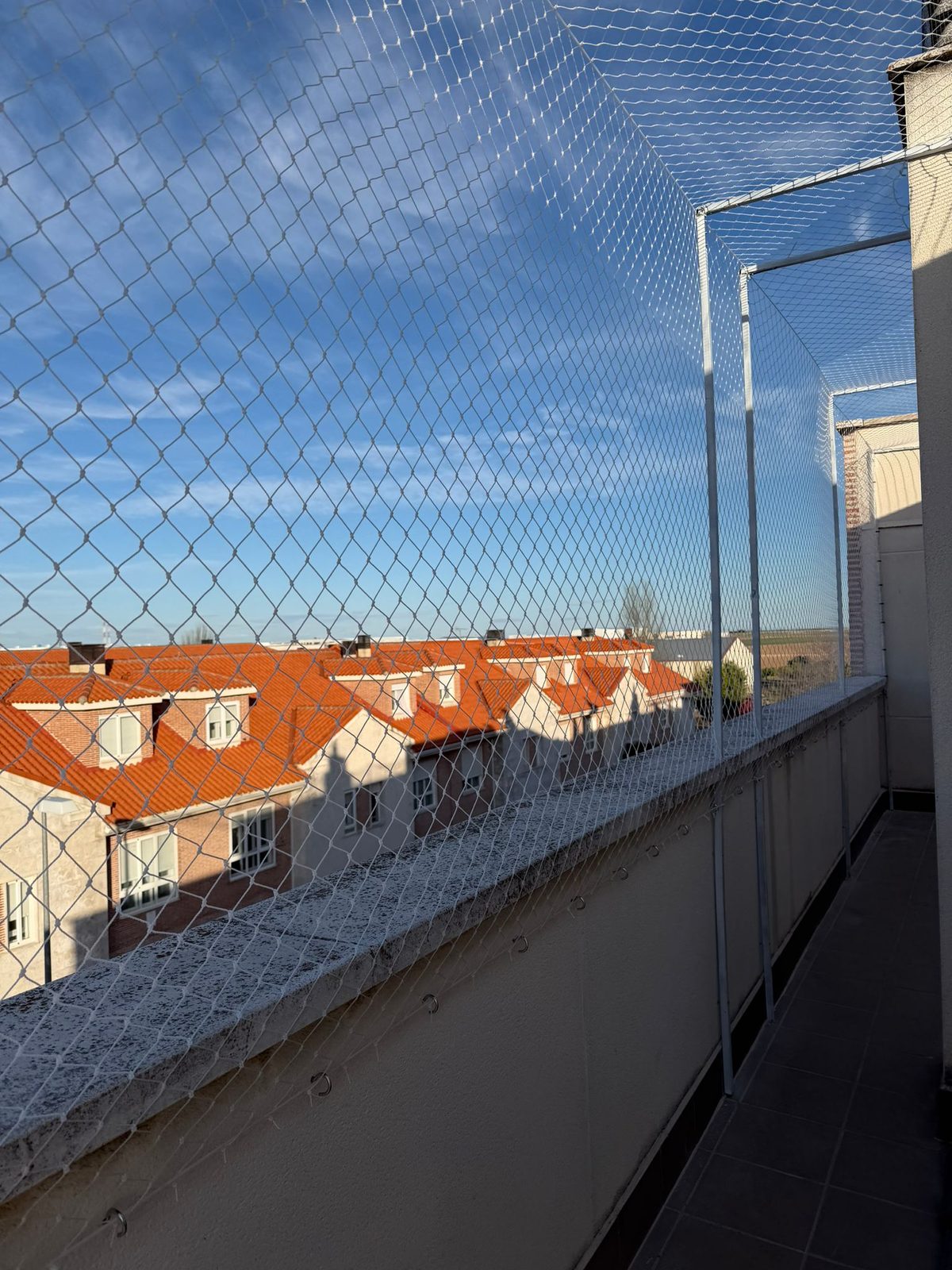 Terraza larga con red de protección bajo el cielo azul