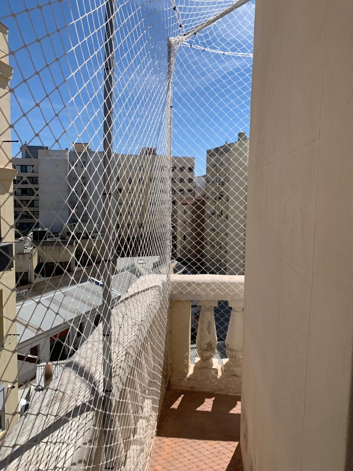 Balcón con balaustrada y red de protección