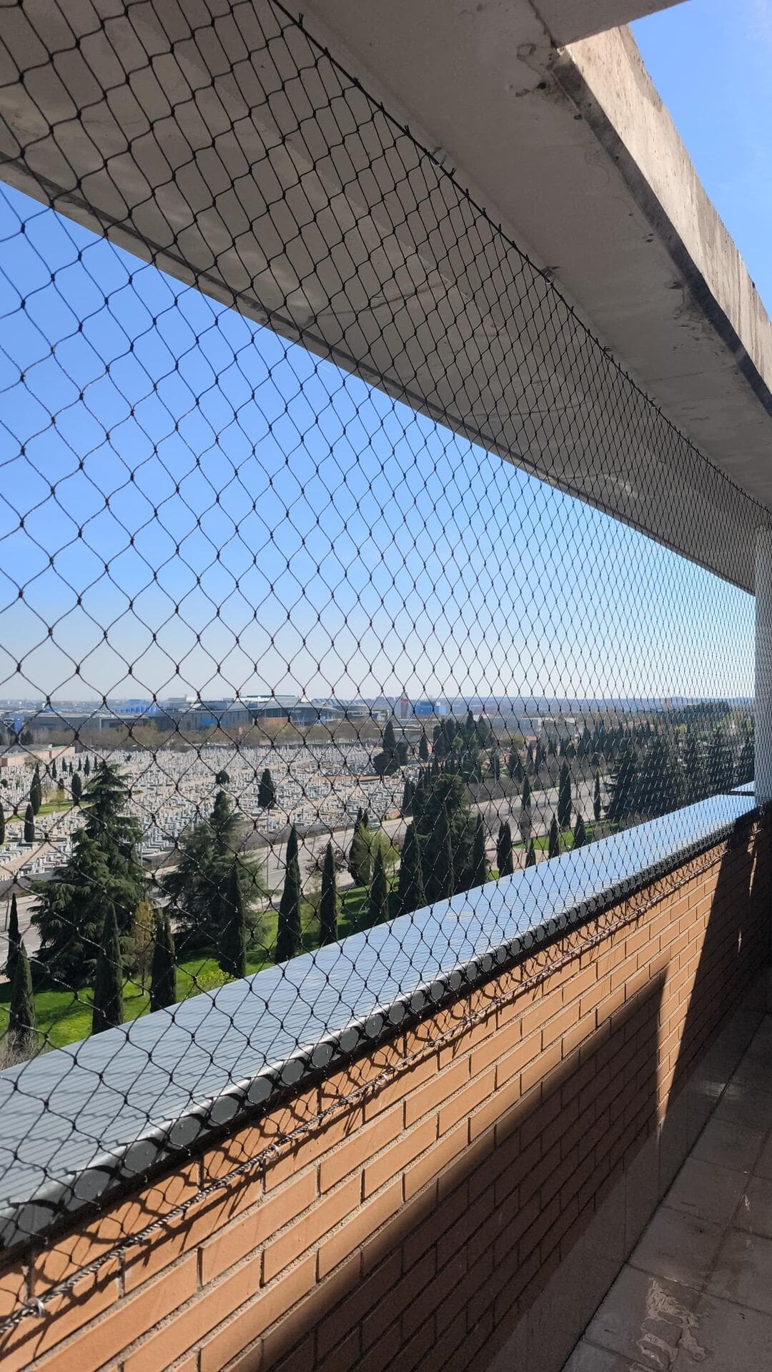 Red de seguridad instalada en ventana en Madrid