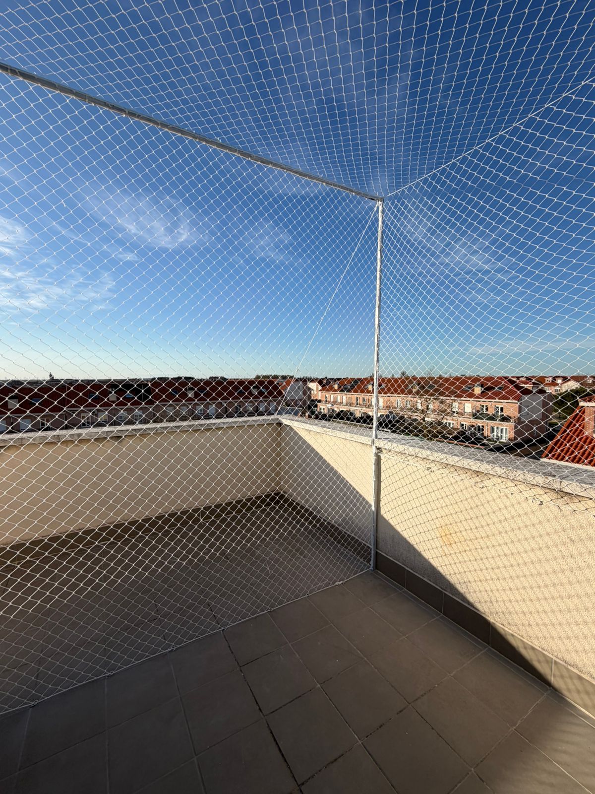 Terraza con red de protección en la esquina bajo el cielo azul