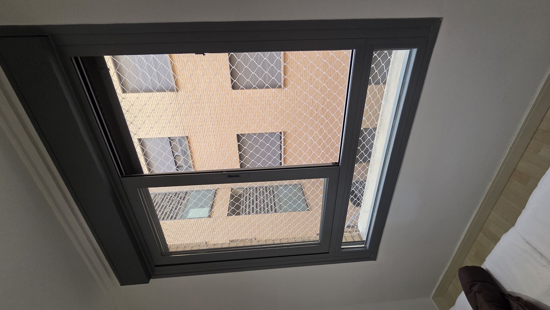 Ventana con red de protección vista desde el interior