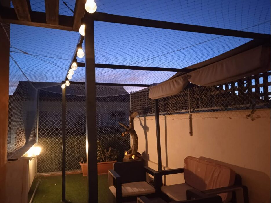 Terraza cubierta con red de protección, lista para disfrutar con total seguridad